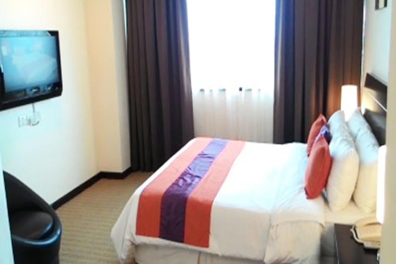 Hock Lee Hotel & Residences Кучинг Екстериор снимка